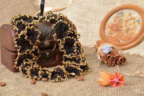 Schwarz goldenes Collier aus Glasperlen luftig stilvoll schön handgenamacht toll - MADEheart.com