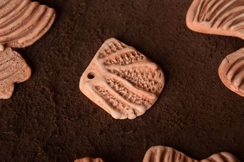 Colgante artesanal de arcilla para decorar material para bisutería original - MADEheart.com