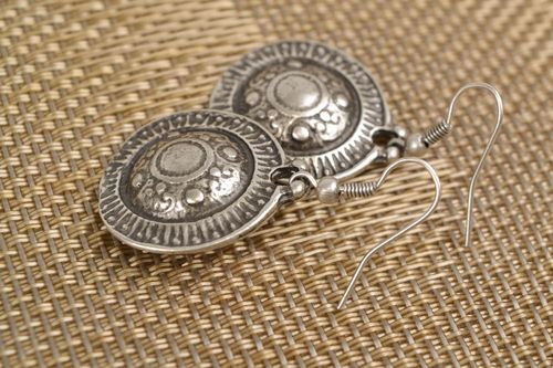 Boucles doreilles en métal rondes faites main pour femme Bouclier tatar - MADEheart.com