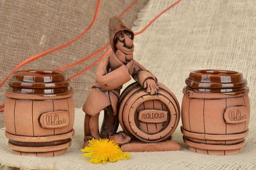 Ensemble de figurine et 2 gobelets en céramique fait main brun pour vin   - MADEheart.com