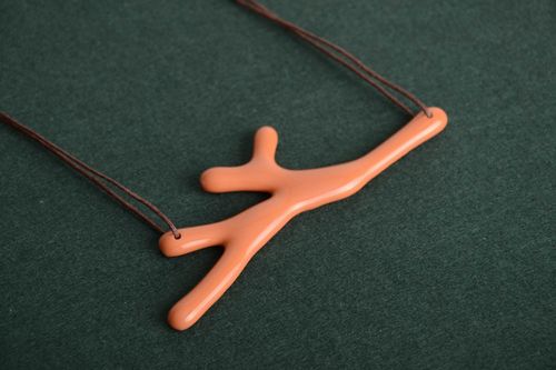 Schöner handgemachter Anhänger in Fusing Technik in Form von rosafarbiger Koralle auf Schnur  - MADEheart.com