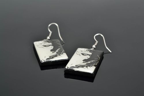 Rechteckige Ohrringe aus Polymerton Königin - MADEheart.com