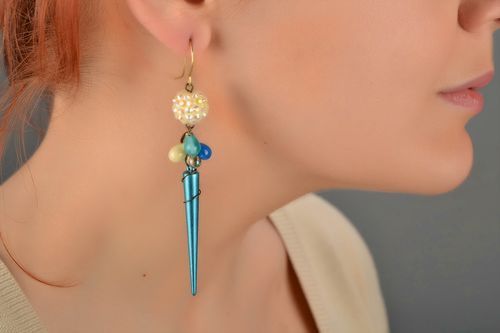Longues boucles doreilles en verre tchèque bleues faites main coniques  - MADEheart.com