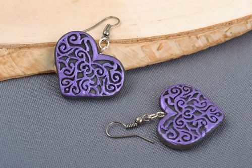 Pendientes artesanales de arcilla con forma de corazón negros  - MADEheart.com