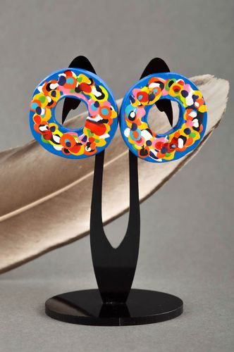 Grell bunte Creolen Ohrringe handmade Designer Schmuck Accessoire für Frauen - MADEheart.com