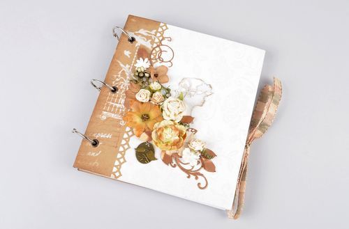 Livre dor fait main Livre dor mariage décoré de fleurs Articles mariage - MADEheart.com