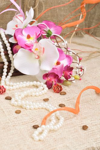 Designer handmade Haarreif mit Blumen Orchideen und Band in Lila für Modedamen  - MADEheart.com