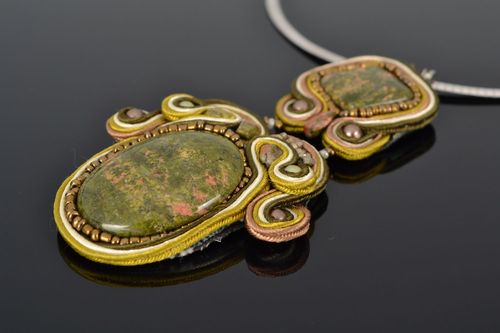 Colar com jaspe verde feito à mão  - MADEheart.com