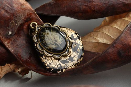 Ciondolo di resina epossidica fatto a mano bigiotteria originale da donna - MADEheart.com