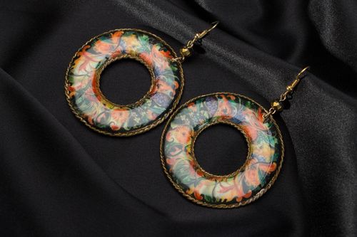 Brincos redondos feitos à mão de cerâmica plástica - MADEheart.com