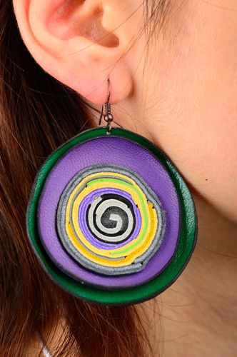 Orecchini in cuoio fatti a mano rotondi accessorio originale bello da donna - MADEheart.com