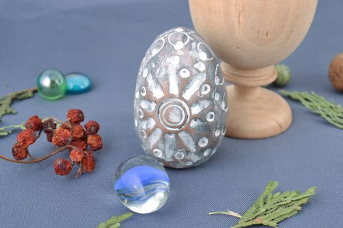 Ungewöhnliches schönes grelles mit Acryl bemaltes Osterei aus Keramik handmade - MADEheart.com