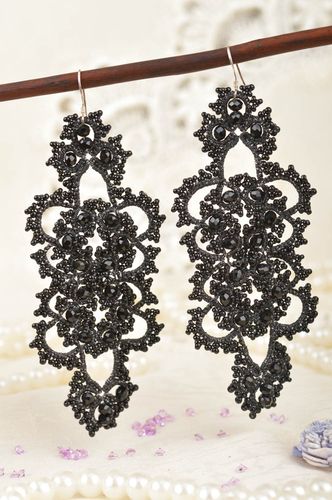 Boucles doreilles noires pendantes faites main perles de rocaille fils de satin - MADEheart.com