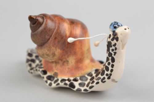 Figura de cerámica artesanal pintada con barniz con forma de caracol  - MADEheart.com