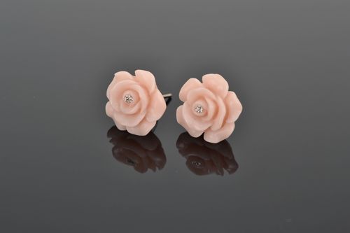 Plastic stud earrings in the shape of beige roses - MADEheart.com