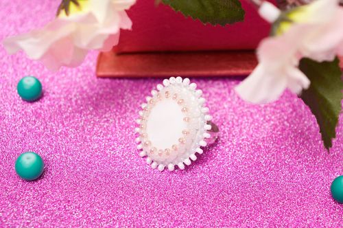 Красивое кольцо ручной работы необычное кольцо с бисером белое кольцо из кожи - MADEheart.com