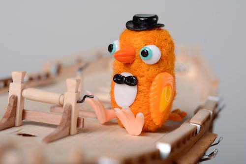 Juguete de peluche artesanal de bolsillo en técnica de fieltro Pollo - MADEheart.com