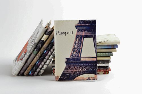 Funda para pasaporte artesanal regalo personalizado estuche de cuero París - MADEheart.com