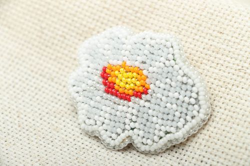 Broche fleur en perles de rocaille faite main - MADEheart.com