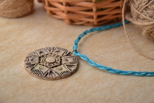 Pendentif en céramique rond fait main - MADEheart.com