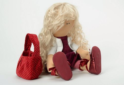 Poupée blonde en robe bordeaux - MADEheart.com