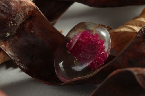 Ciondolo di resina epossidica fatto a mano pendente originale da donna - MADEheart.com