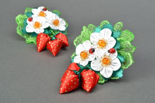 Set Haarspangen aus Atlas Erdbeeren zwei Stück - MADEheart.com