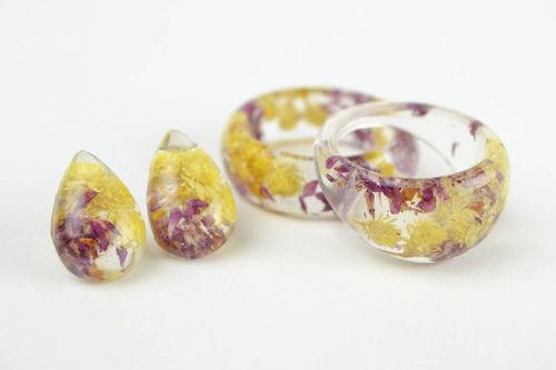 Boucles doreilles jaunes Bagues fait main 2 pcs Bijoux femme résine époxy - MADEheart.com