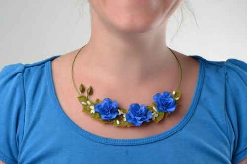 Collier en porcelaine froide roses bleues fait main ras du cou original - MADEheart.com