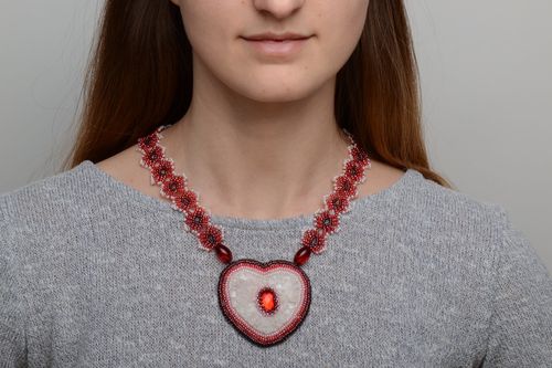 Pendentif en perles de rocaille sous forme de cœur fait main accessoire femme - MADEheart.com