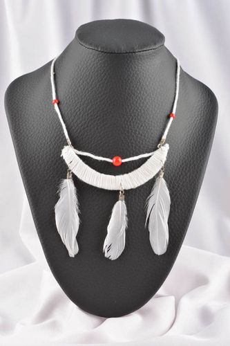 Ciondolo acchiappasogni fatto a mano pendente originale con piuma bianco - MADEheart.com