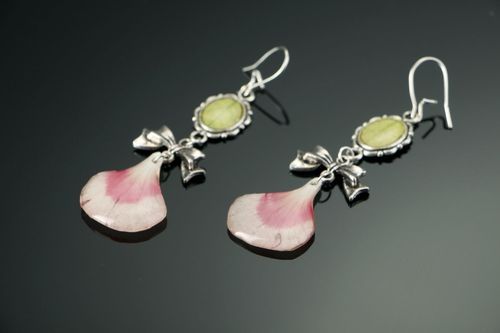 Earrings made of the leafs of acacia covered with epoxy resin - MADEheart.com