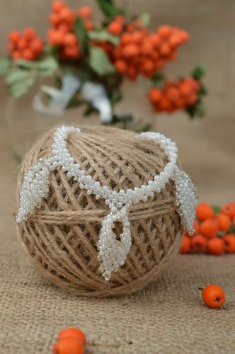 Modeschmuck Armband handgeschaffen Schmuck aus Rocailles weiß Designer Schmuck - MADEheart.com