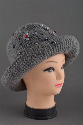 Handmade gehäkelter Hut Geschenk für Frau moderner Hut aus Wolle grau  - MADEheart.com