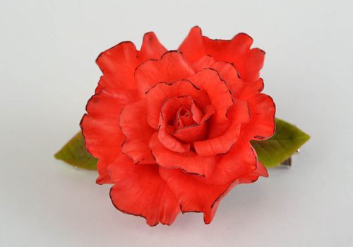 Rote Haarklemme mit Blume aus kaltem Porzellan handmade Schmuck für Frauen Rose  - MADEheart.com