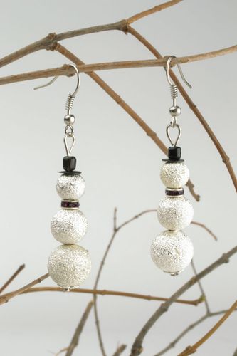 Pendientes largos con cuentas brillantes - MADEheart.com