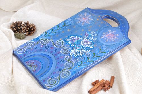 Holz Schneidebrett mit Bemalung an Wand blau wunderschön originell für Interieur - MADEheart.com