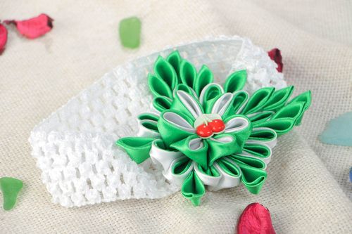 Красивая повязка на голову с цветком в технике канзаши ручной работы белая с зеленым - MADEheart.com