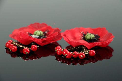 Earrings with artificial flowers and beads of coral - MADEheart.com