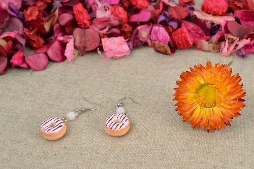 Earrings with polymer clay charms in the shape of donuts - MADEheart.com