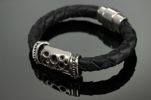 Handgemachtes schwarzes geflochtenes Lederarmband mit Anhänger aus Metall unisex - MADEheart.com