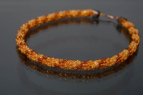 Collier crocheté en perles de rocailles ambrées - MADEheart.com