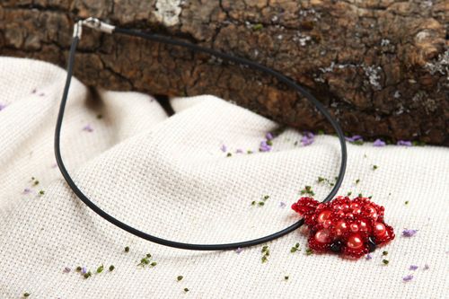 Pendentif fleur Bijou fait main rouge perles de rocaille grenat Cadeau femme - MADEheart.com