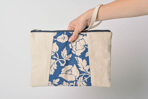 Jolie trousse de beauté artisanale en coton et jeans à motif floral faite main - MADEheart.com