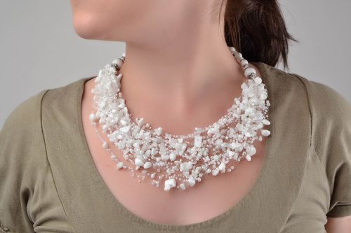 Weißes zartes Collier aus Glasperlen und echten Steinen handmade leicht luftig - MADEheart.com