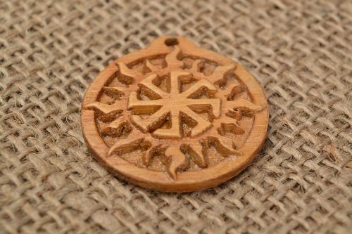Ethno Anhänger Schutzamulett aus echtem Holz schön mit Schnitzerei handmade  - MADEheart.com