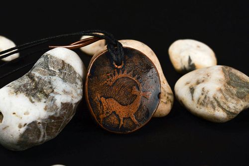 Pendentif céramique Bijou fait main marron avec cerf Cadeau pour femme - MADEheart.com