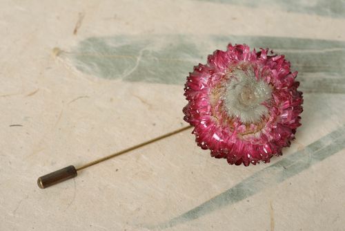Petite broche en résine époxy rouge avec fleur séchée faite main originale - MADEheart.com