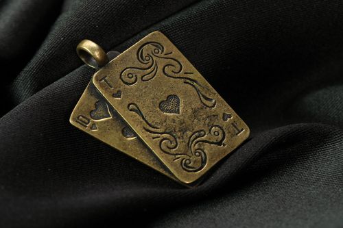 Pingente de bronze feito à mão Cartas - MADEheart.com