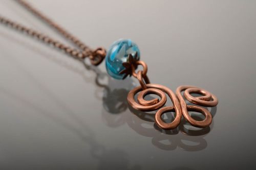 Colgante de cobre en técnica de alambrismo Mariposa - MADEheart.com